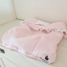 Afbeelding in Gallery-weergave laden, Dekje Cassy - lichtroze - wit - hydrofiel - broderie - kant - landelijk