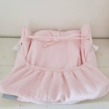 Afbeelding in Gallery-weergave laden, Dekje Cassy - lichtroze - wit - hydrofiel - broderie - kant - landelijk