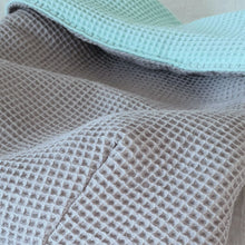 Afbeelding in Gallery-weergave laden, Dekje Lola - mintgroen - lichtgrijs - wafel - in 30 kleuren