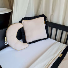 Afbeelding in Gallery-weergave laden, Babydekentje Jaimy-zand-zwart-ruffles-plooirand-ruches-goud-bamboe