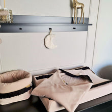 Afbeelding in Gallery-weergave laden, Babydekentje Jaimy-zand-zwart-ruffles-plooirand-ruches-goud-bamboe