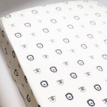 Afbeelding in Gallery-weergave laden, Hoeslaken Jungle - wit - zwart - leeuwtjes - monochrome - in 5 kleuren beschikbaar