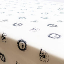 Afbeelding in Gallery-weergave laden, Hoeslaken Jungle - wit - zwart - leeuwtjes - monochrome - in 5 kleuren beschikbaar