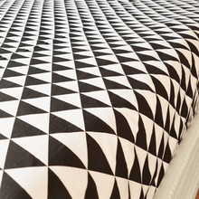 Afbeelding in Gallery-weergave laden, Hoeslaken Saar - zwart - wit - driehoek - monochrome