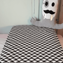 Afbeelding in Gallery-weergave laden, Hoeslaken Saar - zwart - wit - driehoek - monochrome