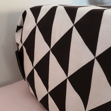 Afbeelding in Gallery-weergave laden, Hoeslaken Saar - zwart - wit - driehoek - monochrome