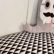 Afbeelding in Gallery-weergave laden, Hoeslaken Saar - zwart - wit - driehoek - monochrome