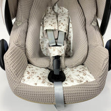 Afbeelding in Gallery-weergave laden, Maxi Cosi hoes Pebble Plus Kato taupe wafel katoenplant print