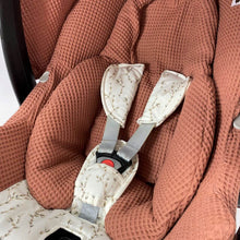 Afbeelding in Gallery-weergave laden, Maxi Cosi hoes Rock Willow kleiroze wafel wilgentakjes