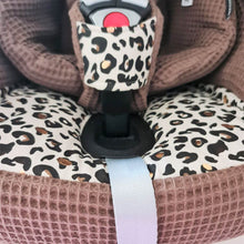 Afbeelding in Gallery-weergave laden, Maxi Cosi hoes Pebble Pro Panter donkerbruin goud animal wafel