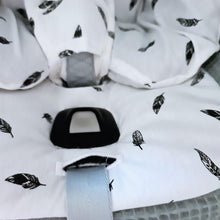 Afbeelding in Gallery-weergave laden, Maxi Cosi hoes Rock Julian oudgroen wafel veertjes zwartwit