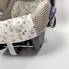 Afbeelding in Gallery-weergave laden, Maxi Cosi hoes universeel Kato taupe wafel katoenplant print