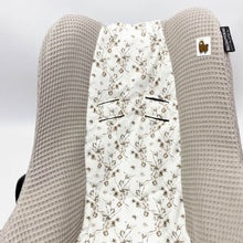 Afbeelding in Gallery-weergave laden, Maxi Cosi hoes universeel Kato taupe wafel katoenplant print