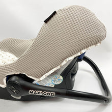 Afbeelding in Gallery-weergave laden, Maxi Cosi hoes universeel Kato taupe wafel katoenplant print