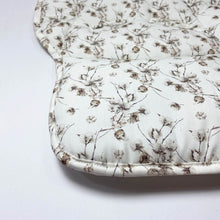 Afbeelding in Gallery-weergave laden, Maxi Cosi hoes universeel Kato taupe wafel katoenplant print