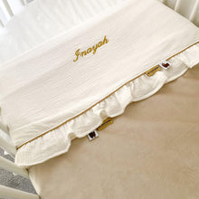 Afbeelding in Gallery-weergave laden, Laken Sjieke Ruffle-creme-ruches-ruffles-hydrofiel-met naam-goud