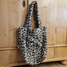 Afbeelding in Gallery-weergave laden, Mom Bag - chunky panter teddy - met strik