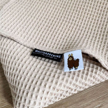 Afbeelding in Gallery-weergave laden, Omslagdoek Hazel Baby-zand-beige-lichtbruin-wafel-minky-velours