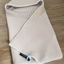 Afbeelding in Gallery-weergave laden, Omslagdoek Hazel Baby-zand-beige-lichtbruin-wafel-minky-velours