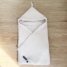 Afbeelding in Gallery-weergave laden, Omslagdoek Hazel Baby-zand-beige-lichtbruin-wafel-minky-velours