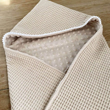 Afbeelding in Gallery-weergave laden, Omslagdoek Hazel Baby-zand-beige-lichtbruin-wafel-minky-velours