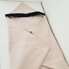 Afbeelding in Gallery-weergave laden, Babydekentje Jaimy-zand-zwart-ruffles-plooirand-ruches-goud-bamboe