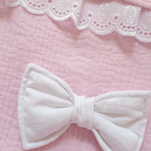 Afbeelding in Gallery-weergave laden, Babynestje Cassy lichtroze broderie strik landelijk hydrofiel