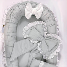 Afbeelding in Gallery-weergave laden, Sierstrik Dakota-box-bed-broderie-lichtgrijs-wit-katoen-kant