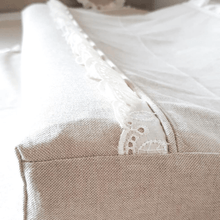 Afbeelding in Gallery-weergave laden, Waskussenhoes Noella - zand - creme - linnen - katoen - broderie