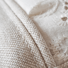 Afbeelding in Gallery-weergave laden, Waskussenhoes Noella - zand - creme - linnen - katoen - broderie