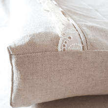 Afbeelding in Gallery-weergave laden, Waskussenhoes Noella - zand - creme - linnen - katoen - broderie