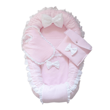 Afbeelding in Gallery-weergave laden, Babynestje Cassy lichtroze broderie strik landelijk hydrofiel