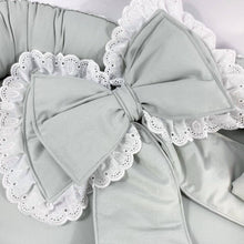 Afbeelding in Gallery-weergave laden, Sierstrik Dakota-box-bed-broderie-lichtgrijs-wit-katoen-kant