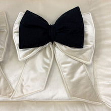 Afbeelding in Gallery-weergave laden, Boxbekleding Velvet-ecru-licht beige-zwart-boxkleed-omranding-boxstrik