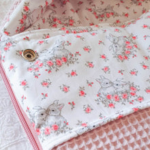 Afbeelding in Gallery-weergave laden, Voetenzak Bunny - oudroze wafel - konijntjes - roosjes