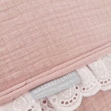 Afbeelding in Gallery-weergave laden, Voetenzak Khloe - oudroze hydrofiel - broderie kant - strikken