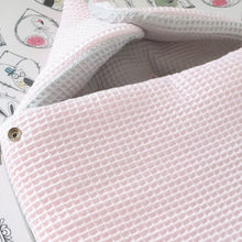 Afbeelding in Gallery-weergave laden, Maxi Cosi hoes Pebble Plus Lola grijs lichtroze wafel badstof