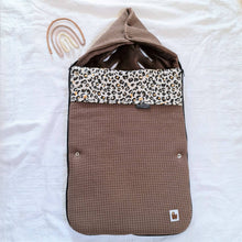 Afbeelding in Gallery-weergave laden, Voetenzak Panter - donkerbruin - goud - animal print - wafel