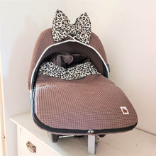 Afbeelding in Gallery-weergave laden, Voetenzak Panter - donkerbruin - goud - animal print - wafel