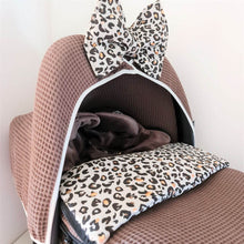 Afbeelding in Gallery-weergave laden, Voetenzak Panter - donkerbruin - goud - animal print - wafel