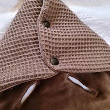 Afbeelding in Gallery-weergave laden, Voetenzak Panter - donkerbruin - goud - animal print - wafel