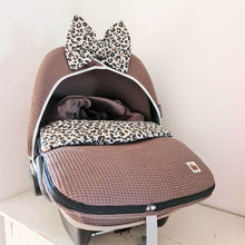 Afbeelding in Gallery-weergave laden, Voetenzak Panter - donkerbruin - goud - animal print - wafel