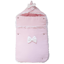 Afbeelding in Gallery-weergave laden, Voetenzak Cassy - lichtroze hydrofiel - klein broderie kant - strikken