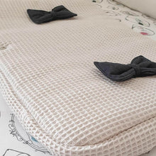 Afbeelding in Gallery-weergave laden, Voetenzak Dani - volledig wafel - strikjes - bies - in 30 kleuren