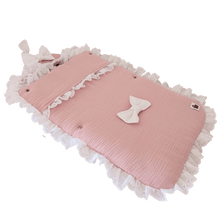 Afbeelding in Gallery-weergave laden, Voetenzak Khloe - oudroze hydrofiel - broderie kant - strikken