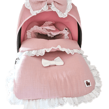 Afbeelding in Gallery-weergave laden, Voetenzak Khloe - oudroze hydrofiel - broderie kant - strikken