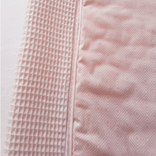 Afbeelding in Gallery-weergave laden, Waskussenhoes Emma-lichtroze-roze-wafel-monochrome-vierkantjes