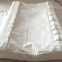 Afbeelding in Gallery-weergave laden, Waskussenhoes Noella - zand - creme - linnen - katoen - broderie
