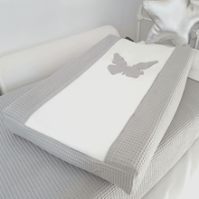 Afbeelding in Gallery-weergave laden, Waskussenhoes Marlon - grijs - wit - wafel - teddy - vlinder
