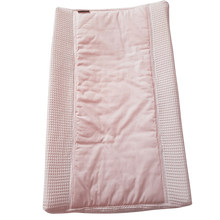 Afbeelding in Gallery-weergave laden, Waskussenhoes Emma-lichtroze-roze-wafel-monochrome-vierkantjes
